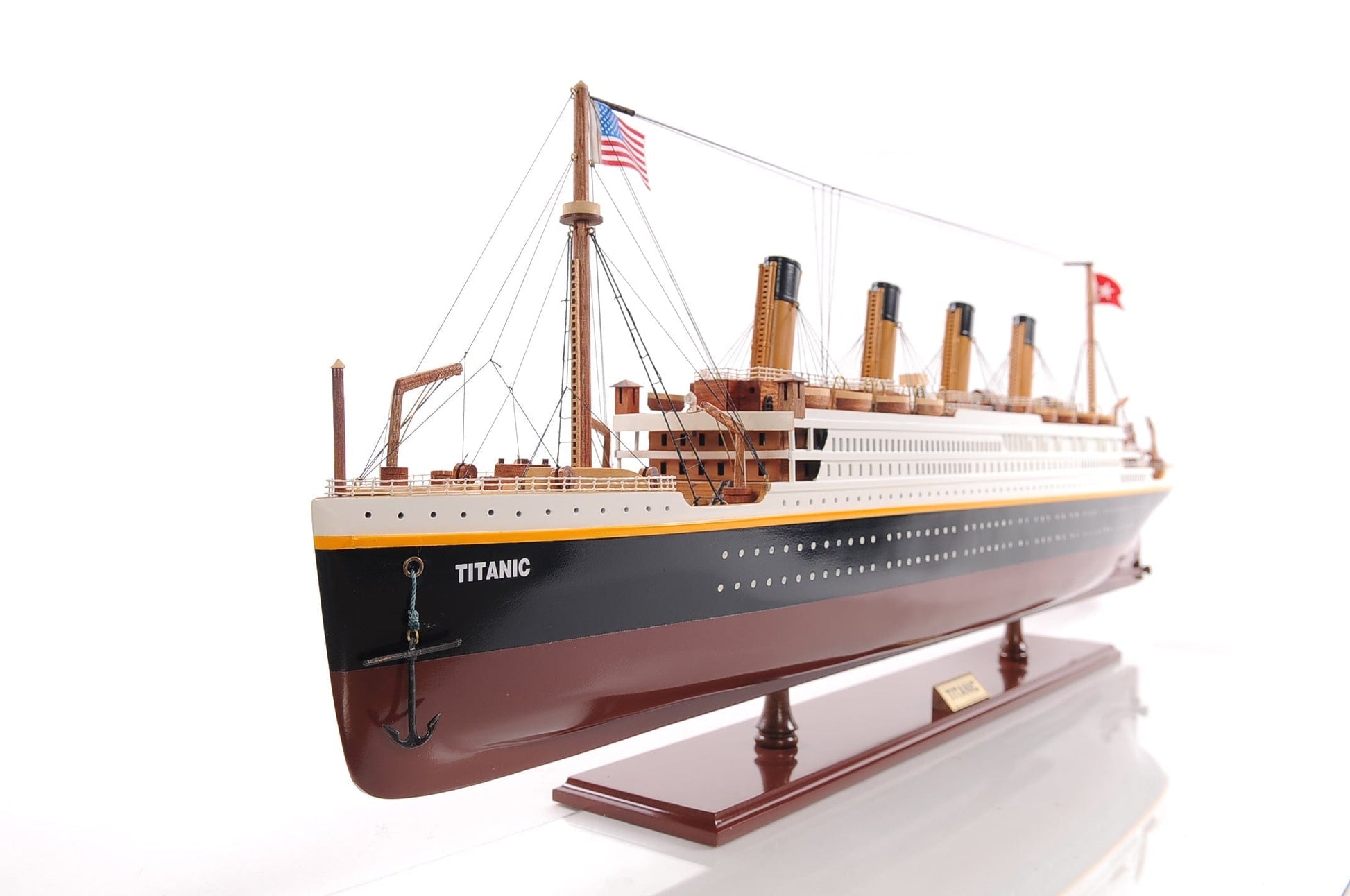 ALDO Hobbies & Creative Arts> Collectibles> Scale Model RMS Titanic Painted Medium Passenger Ship Ocean Liner Wood Model With Display Case Assembled.